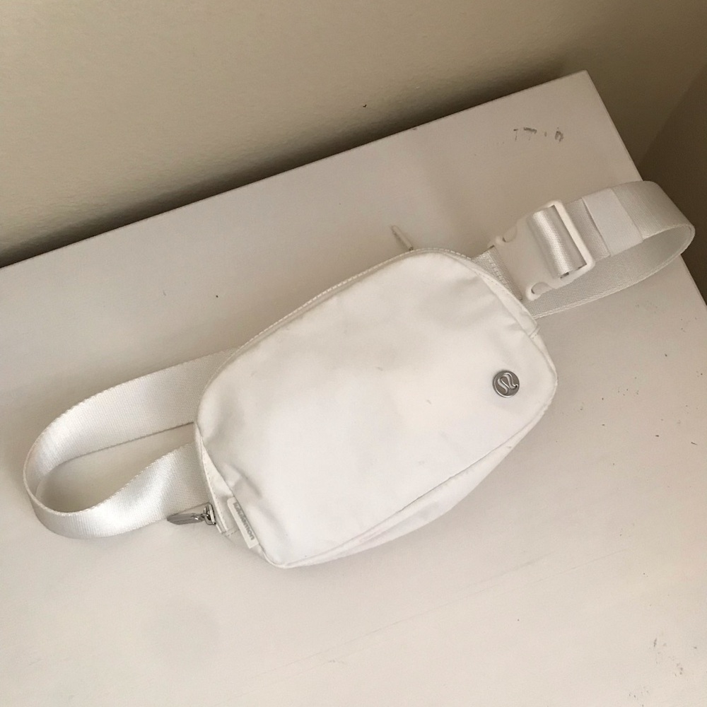Lululemon everywhere belt bag white 1L, like new